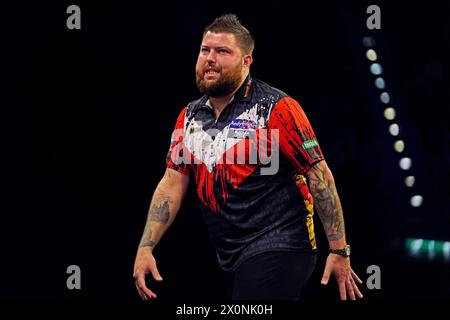 Birmingham, Royaume-Uni. 11 avril 2024. Michael Smith est frustré lors de la 2024 BetMGM premier League Darts, Night 11, Birmingham à l'Utilita Arena, Birmingham, Angleterre, Royaume-Uni le 11 avril 2024 Credit : Every second Media/Alamy Live News Banque D'Images