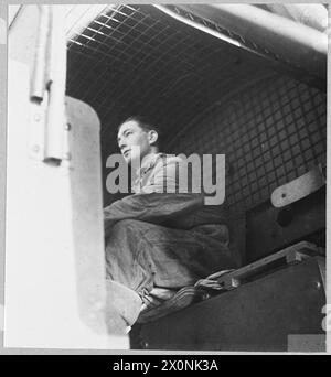 PROTECTION DE BALLON POUR LES CONVOIS DE CANAL - pour l'histoire voir CH.4940 le treuil debout pour lever ou abaisser le ballon. Négatif photographique, Royal Air Force Banque D'Images