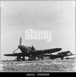 HOMMES ET MACHINES DE L'ESCADRON DE CHASSE « CHINA BRITISH » - pour l'histoire, voir CH.5477 images - personnel au sol assurant l'entretien de l'avion lors de la dispersion. Négatif photographique, Royal Air Force Banque D'Images