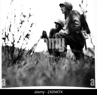 ITALIE : CINQUIÈME FRONT ARMYAMERICAN - hommes du 3 bn. Les Rangers, déposent un feu de couverture sur une colline avec des armes automatiques et des mortiers dans la zone S.M. à Altissunis. Négatif photographique, Armée britannique Banque D'Images