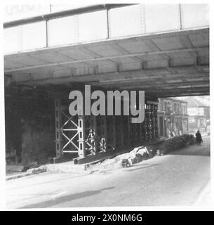 DÉGÂTS CAUSÉS PAR LES BOMBES - dommages causés aux ponts par les bombes ennemies à Londres. Négatif photographique, Armée britannique Banque D'Images