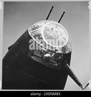 BOMBARDIERS LANCASTER - (photo publiée en 1943) le compartiment de l'observateur de bombe. Négatif photographique, Royal Air Force Banque D'Images