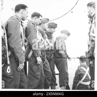 Les parachutistes stagiaires de la 4e brigade de fusiliers du cadre font la queue au sommet d'une tour de parachute à Elie, Fifeshire, avec des parachutes entièrement tendus au-dessus d'eux. La formation couvre les procédures d'atterrissage correctes à l'aide de sauts commandés par câble, supervisés par le général Sikorski. Banque D'Images