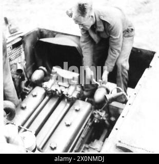 ITALIE : HUITIÈME ARMÉE : SÉRIE REME - les monteurs apportent la touche finale à un nouveau moteur qui a été monté. Négatif photographique, Armée britannique Banque D'Images