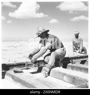 PHOTOS DE LA CONSTRUCTION Western DESERTRAILWAY - joindre les longueurs de rails. Négatif photographique, Armée britannique Banque D'Images