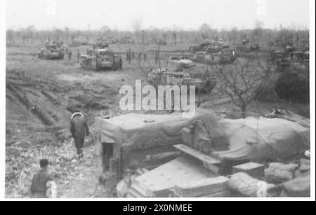 HUITIÈME ARMÉE : DIVERS - vue générale des hommes et des chars du 51e Royal Tank Regiment en attente de traverser la rivière Cosina. Négatif photographique, Armée britannique Banque D'Images