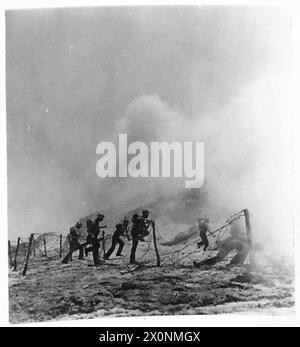 ENTRAÎNEMENT À L'INVASION PAR LES TROUPES DES NATIONS ALLIÉES - sur la plage de forts enchevêtrements de fils barbelés sont rencontrés et brisés alors que les troupes balaient vers l'avant. Négatif photographique, Armée britannique Banque D'Images