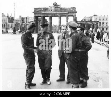 Les troupes britanniques parlent avec un soldat soviétique avec un Polonais comme interprète à la porte de Brandebourg, Berlin, pendant l'occupation alliée, juin 1945. Négatif photographique, armée britannique, armée rouge, 7e division blindée. Banque D'Images