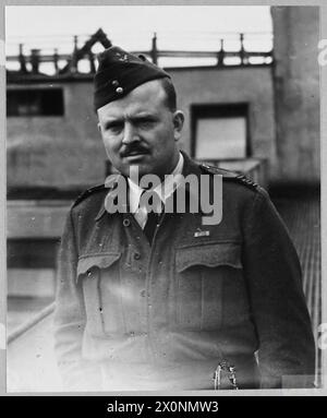 AVEC LA R.A.F. EN NORVÈGE - photo émise 1945 spectacles - Chef d'escadron C.K. Squires du 300 Wootton Road, King's Lynn, chef de la section du renseignement de la composante aérienne de l'Air Vico Marshal J.A. Boret de la Force conjointe Marine/Armée/RAF en Norvège. Il a été tuteur à l'Université de Londres en temps de paix. Négatif photographique, Royal Air Force Banque D'Images