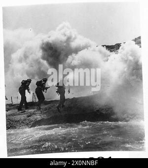 ENTRAÎNEMENT À L'INVASION PAR LES TROUPES DES NATIONS ALLIÉES - sur la plage de forts enchevêtrements de fils barbelés sont rencontrés et brisés alors que les troupes balaient vers l'avant. Négatif photographique, Armée britannique Banque D'Images