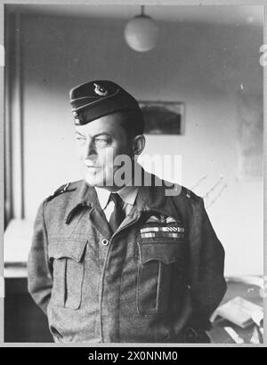 AVEC LA R.A.F. EN NORVÈGE - photo émise 1945 spectacles - Air Vice Marshal J.A. Boret, CBE., MC., AFC., Air Officer commandant le groupe R.A.F. en Norvège, qui dirige la composante aérienne de la Force conjointe Marine-Armée-RAF. Il vient de Chiswick et a 47 ans. VOIR LE BULLETIN A.M. N° 19020 du 12 juin 1945. Négatif photographique, Royal Air Force Banque D'Images