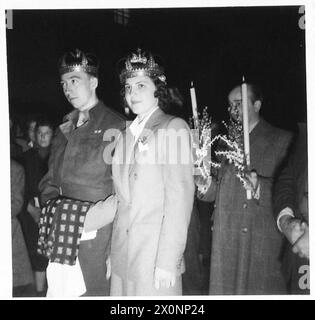 YUGOSLAVIS : LA JEUNE FILLE SERBE ÉPOUSE LE SOLDAT BRITANNIQUE - la mariée et le marié portant leurs couronnes d'or pendant la cérémonie de mariage. Négatif photographique, Armée britannique Banque D'Images