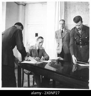 Des documents font état de la reddition inconditionnelle des forces allemandes en Italie et en Autriche occidentale aux forces alliées, signés par des représentants allemands dans le bureau du lieutenant-général W.D. Morgan à l'AFHQ. Banque D'Images