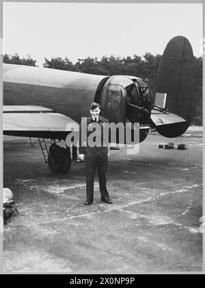 Photographie montrant le personnel impliqué dans l'attaque de la RAF Lancaster qui a coulé le cuirassé allemand Tirpitz le 12 novembre 1944, y compris le commandant d'escadre J.B. Tait, DSO, DFC, d'Abecynon, Glamorgan. Banque D'Images