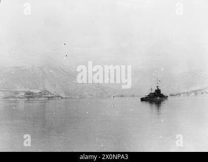 LA DEUXIÈME ACTION NAVALE BRITANNIQUE AU LARGE DE NARVIK. 13 AVRIL 1940. - Le HMS WARREGON revient après l'action réussie. Framesodden point à l'entrée du port est à l'extrême gauche du premier plan Banque D'Images