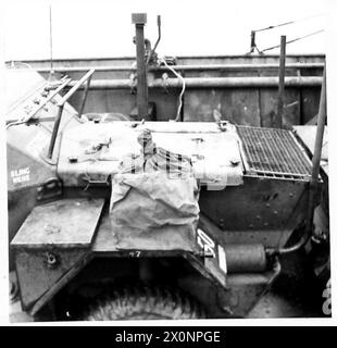 ESSAIS À GUÉ DE VOITURES DE SCOUT DAIMLER ET DE VOITURES DE SCOUT FORD LYNX AU CENTRE D'ESSAIS À GUÉ NO.1, WEYMOUTH, DORSET - The Chore Horse, unité de génération W/T sur voiture de scout Lynx enfermé dans un sac étanche. Négatif photographique, Armée britannique Banque D'Images