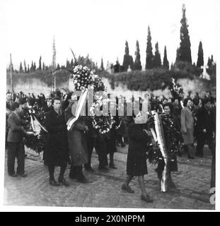 FUNÉRAILLES DES VICTIMES DE LA FUSILLADE DE SERVOLA : TRIESTE - quelques-unes des nombreuses couronnes transportées dans les processions. Négatif photographique, Armée britannique Banque D'Images