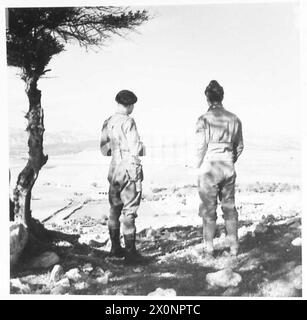 LES ARMÉES ALLIÉES DANS LA CAMPAGNE DE TUNISIE, NOVEMBRE 1942-MAI 1943 - Sergent Penny, probablement du 5ème escadron de campagne RE, 6ème division blindée britannique, et Private Hill du 141st US signal corps regardant vers le bas sur un district d'Ain Tunga, 3 janvier 1943 British Army, British Army, 1st Army, British Army, 6th Armoured Division, armée AMÉRICAINE Banque D'Images