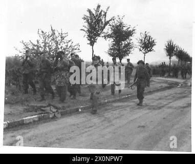 LES ALLEMANDS CHERCHENT LA PAIX À HAMBOURG - profitant de la trêve que ces prisonniers ont flâné dans nos lignes, pour se rendre. Négatif photographique, Armée britannique, 21e groupe d'armées Banque D'Images