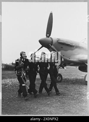 L'AUXILIAIRE DE TRANSPORT AÉRIEN DANS LA SECONDE GUERRE MONDIALE - second officier Jadwiga Piłsudska est une fille du maréchal Józef Piłsudski, le chef de la Pologne d'avant-guerre. Avant la guerre, elle était un pilote de planeur renommé. En septembre 1939, avec sa sœur et sa mère, elle s'enfuit de Wilno occupée par les Soviétiques en Suède, puis en Grande-Bretagne. Pilotes femmes alliées du service auxiliaire du transport aérien. Leur travail est terminé, quatre pilotes ATA (trois américaines et une polonaise) quittant l'aérodrome de White Waltham, le 19 mars 1943. Ils sont de gauche à droite : Roberta Sandoz de Washington ; Kay Van Doozer de Los Angeles ; J. Banque D'Images