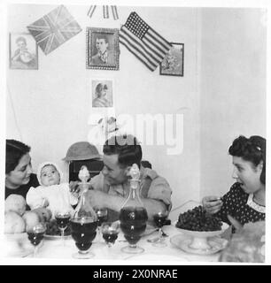 L'ÉDUCATION A REPRIS EN ITALIE - les soldats britanniques ont été accueillis avec impatience et le chauffeur Talbot de la RASC a London Man, a été pressé de rester déjeuner dans la maison de Giovanni Peronne. Des drapeaux alliés étaient en preuve dans la maison. Négatif photographique, Armée britannique Banque D'Images