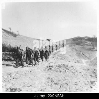 HUITIÈME ARMÉE : LES TROUPES DE MONTAGNE PRENNENT LES POSITIONS - le sergent W. Clark du 21 Balemno Street, Glasgow, dirige une compagnie de Highland Light Infantry le long d'une piste muletière. Négatif photographique, Armée britannique Banque D'Images