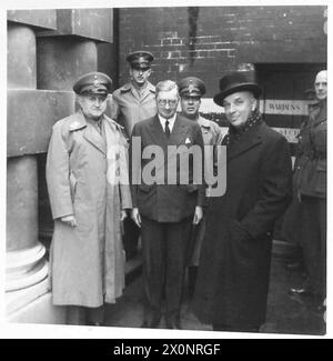 LE MINISTRE BRÉSILIEN DE LA GUERRE VISITE LE BUREAU DE LA GUERRE - de gauche à droite - le général Dutra Sir James Grigg et l'ambassadeur du Brésil. Négatif photographique, Armée britannique Banque D'Images