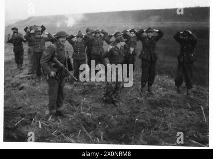 Les prisonniers allemands sont montrés sous garde par un sergent lors de l'assaut de la 8e armée sur la rivière Senio, dans l'armée britannique. Banque D'Images