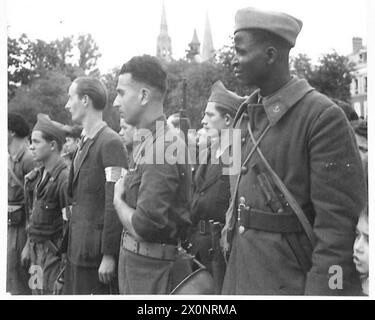 Le général Charles de Gaulle inspecte les troupes coloniales françaises formées à Chartres, illustrant la présence militaire alliée. Négatif photographique, armée britannique, 21e groupe d'armées. Banque D'Images