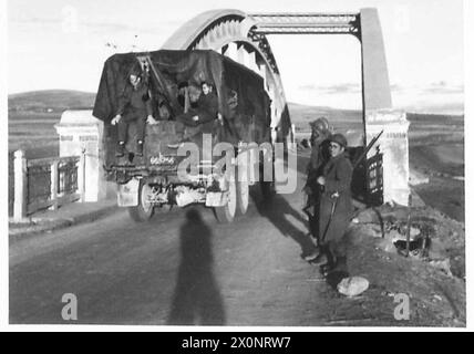 LES ARMÉES ALLIÉES DANS LA CAMPAGNE DE TUNISIE, NOVEMBRE 1942-MAI 1943 - les troupes françaises gardant un pont, probablement près de Medjez el Bab, tandis qu'un camion britannique passait, décembre 1942 Armée britannique, Armée britannique, 1re armée, Armée française Banque D'Images