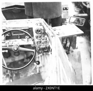 ESSAIS DE PASSAGE À GUÉ DE VOITURES DE SCOUT DAIMLER ET DE VOITURES DE SCOUT FORD LYNX AU CENTRE D'ESSAIS DE PASSAGE À GUÉ NO.1, WEYMOUTH, DORSET - TABLEAU DE BORD DANS LA VOITURE DE SCOUT LYNX. Négatif photographique, Armée britannique Banque D'Images