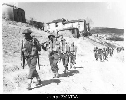 HUITIÈME ARMÉE : DIVERS - les troupes indiennes se déplacent le long d'un sentier de montagne pour prendre position pour l'attaque qui portera la 8e armée dans les plaines. Négatif photographique, Armée britannique Banque D'Images