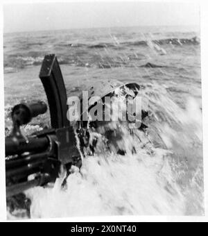 ENTRAÎNEMENT À L'INVASION PAR LES TROUPES DES NATIONS ALLIÉES - Un tireur Bren en eau profonde, tient toujours son arme. Négatif photographique, Armée britannique Banque D'Images