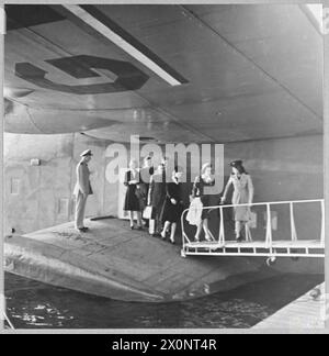 LES LIGNES AÉRIENNES CIVILES BRITANNIQUES EN TEMPS DE GUERRE - pour l'histoire voir CH.14022 photo (publiée en 1944) montre - au terminal maritime de la BOAC à Baltimore, USA., les hydravions Boeing volent le long du quai et les passagers débarquent, comme sur cette photo, du sponson qui agit également comme stabilisateur sur l'eau et comme réservoir de carburant en vol. Négatif photographique, Royal Air Force Banque D'Images