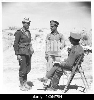 AVEC Une DIVISION HIGHLAND DANS LA LIGNE MARETH - un prisonnier italien interrogé par l'officier du renseignement à Div. SIÈGE SOCIAL. Négatif photographique, Armée britannique Banque D'Images