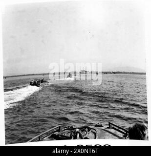 INVASION DE L'ITALIE RÉGION DE NAPLES : LA CINQUIÈME ARMÉE DÉBARQUE DANS LA BAIE DE SALERNE - 'canards' se déplaçant dans les plages photo négatif , armée britannique Banque D'Images