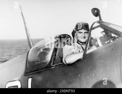 AVIATEURS DE LA MARINE AVEC LA FLOTTE DES INDES ORIENTALES BRITANNIQUES. 28 JUIN 1945, COLOMBO, HOMMES DU 809E ESCADRON DE LA 3E AILE DE CHASSE NAVALE, À BORD DU HMS STALKER, UN PORTE-AVIONS BRITANNIQUE DES INDES ORIENTALES. - Le lieutenant Cdr A W Bloomer, RN, commandant du 809e Escadron, d'Exeter, servant dans la flotte britannique des Indes orientales Banque D'Images