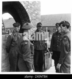 ILLUSTRATIONS POUR DES HISTOIRES PAR UN OFFICIER OBSERVATEUR : 15E DIVISION ÉCOSSAISE - le capitaine Ashworth et un sergent interprète interrogent trois officiers médicaux SS qui se sont portés volontaires pour des tâches médicales dans le camp [numéro de série 709] , Banque D'Images