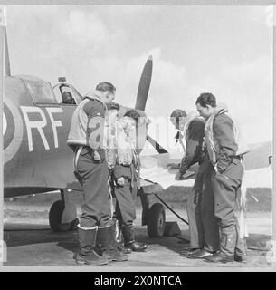 L'ARMÉE DE L'AIR POLONAISE EN GRANDE-BRETAGNE, 1940-1947 - les pilotes du No 303 Polish Fighter Squadron rassemblent les dernières instructions avant de décoller à la RAF Northolt. Le pilote Kazimierz Wünsche et le pilote Eugeniusz Horbaczewski sont deuxième et troisième de l'armée de l'air polonaise de gauche, de l'armée de l'air polonaise du 303e Escadron de chasse 'Kościuszko', Horbaczewski, Eugeniusz, Wünsche, Kazimierz Banque D'Images