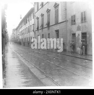 HUITIÈME ARMÉE : NETTOYAGE DES RUES À FLORENCE - Une patrouille sud-africaine se déplaçant le long des rues éparpillées de débris vers le Ponte Vecchio bloqué à travers le fleuve Arno à Florence. Négatif photographique, Armée britannique Banque D'Images