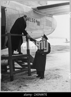 LORD REITH PART POUR Une MISSION SPÉCIALE - Lord Reith serrant la main du maréchal en chef de l'Air Sir Frederick Bowhill [commandant en chef de l'Air Officer, RAF transport Command], quand il a quitté l'Angleterre par avion récemment pour une tournée mondiale pour étudier les télécommunications dans le Commonwealth britannique. Il parcourra 70 000 miles. Il est parti dans le célèbre commando Liberator du transport Command qui a été utilisé pour transporter les dirigeants alliés à des conférences dans de nombreuses parties du monde pendant la guerre. Voir LE BULLETIN A.M. NO.17204 - janvier 1945. Négatif photographique, Royal Air Force Banque D'Images