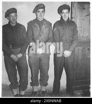 CINQUIÈME ARMÉE : PRÉPARATIFS DE NOËL - de gauche à droite :- CFN. A. Shepherd, ASM W.G. petit Cpl W. Barbour les trois chanceux qui rentrent chez eux en congé. Négatif photographique, Armée britannique Banque D'Images