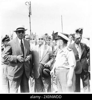 DIRECTEUR GÉNÉRAL DE L'UNRRA EN GRÈCE - M. Herbert H. Lehman, Directeur général de l'UNRRA, est en visite en Grèce pour examiner la situation de l'approvisionnement. On le voit sur ces photos lors d'une visite des quais du Pirée avec M.Varvaressos, le nouveau ministre du Cabinet qui a déjoué les activités des racketteurs du marché noir et fait baisser les prix à un niveau raisonnable. Le premier ministre grec, l'amiral Voulgaris, était également présent. Identification des individus:- MM. Lehman fumeurs pipe premier ministre en uniforme naval Mr. Varvaressos portant un chapeau blanc panama. Négatif photographique, Armée britannique Banque D'Images