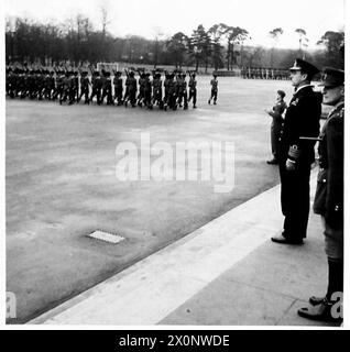 LE VICE-AMIRAL LORD LOUID MOUNTBATTEN PREND LE SALUT À R.A.C. DÉFILÉ DE PASSAGE - le vice-amiral Lord Louis Mountbatten prend le salut alors que les cadets défilent. Négatif photographique, Armée britannique Banque D'Images