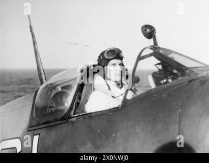 AVIATEURS DE LA MARINE AVEC LA FLOTTE DES INDES ORIENTALES BRITANNIQUES. 28 JUIN 1945, COLOMBO, HOMMES DU 809E ESCADRON DE LA 3E AILE DE CHASSE NAVALE, À BORD DU HMS STALKER, UN PORTE-AVIONS BRITANNIQUE DES INDES ORIENTALES. - Sous-lieutenant (A) K J Davies, RNVR, de Tunbridge Wells, Kent, servant dans la flotte britannique des Indes orientales Banque D'Images