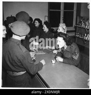 LE MONTGOMERY SUPER-CLUB À BRUXELLES - thé fini, le shop-Inside semble intéressant. OH oui, des fags, du papier à écrire et du dentifrice. Et quel soulagement, ces filles parlent notre propre anglais. Bien sûr, ce sont nos propres filles de Blighty. Négatif photographique, Armée britannique, 21e groupe d'armées Banque D'Images