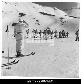 Le commandant des troupes de ski prend le salut lors de la parade matinale pendant les exercices d'entraînement. Négatif photographique, armée britannique. Banque D'Images