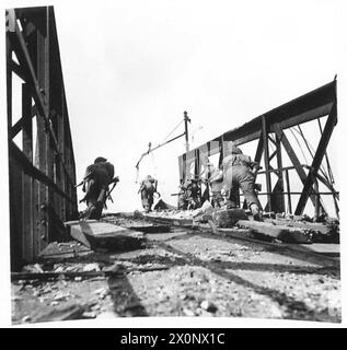 ITALIE : CINQUIÈME FRONT DE L'ARMÉE RECONSTRUCTION DE L'ENTRÉE DANS CANCELLO - pour entrer les hommes de la ville du Yorks & Lancs Regiment traversent la rivière Volturno par le pont de chemin de fer soufflé. Négatif photographique, Armée britannique Banque D'Images