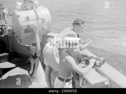 AVANT L'ATTAQUE DE SURABAYA. MAI 1944 À BORD DU HMS RENOWN AVEC LA FLOTTE EASTERN. LES JOURS PRÉCÉDANT LE RAID DU 17 MAI SUR SURABAYA PAR UNE FORCE NAVALE ET AÉRIENNE BRITANNIQUE ET AMÉRICAINE MIXTE. - Sur le pont de signalisation (sans capuchon) Signalman l F Allen, de Southampton et Signalman ordinaire F H Hughes, de Hemel Hempstead avant le début de l'attaque Banque D'Images