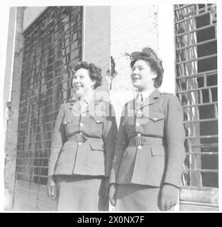 ITALIE : HISTOIRE D'OBSERVATEUR - de gauche à droite :- Pte. Ethel Saunders, 202 Avenue Road, Erith, Kent Pte. Nora Mildon, Barnshill, Cheriton, Fitzpains, Devon. Négatif photographique, Armée britannique Banque D'Images